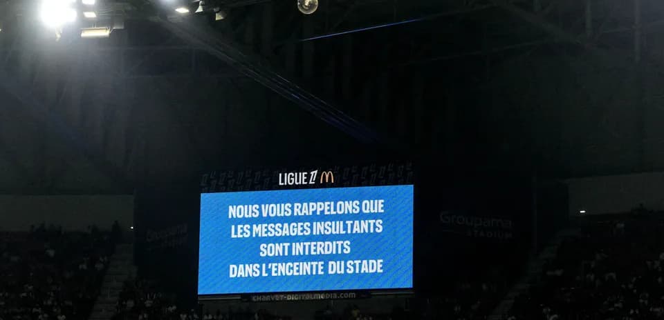 Pantalla informativa sobre mensajes prohibidos en estadio