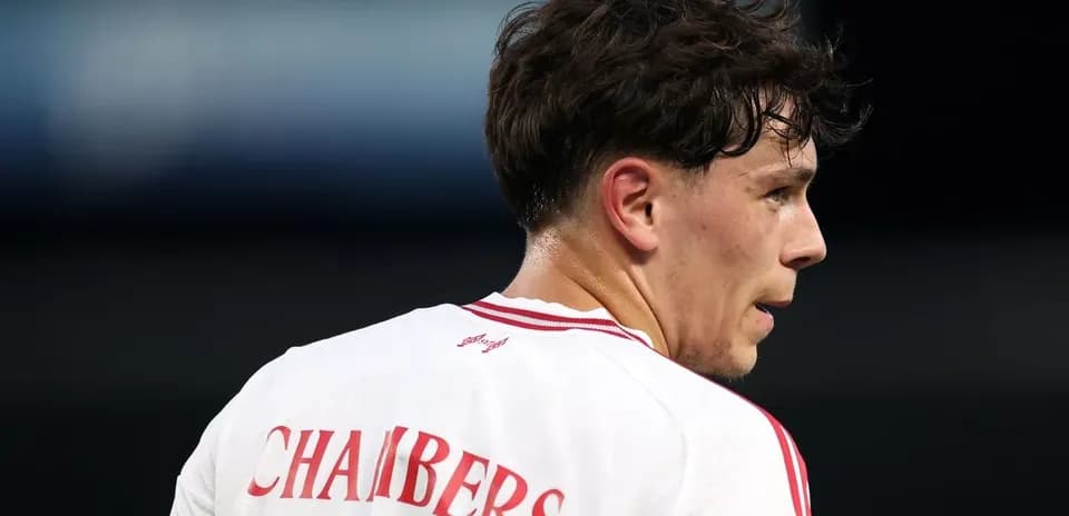 Jugador con camiseta blanca y apellido 'CHAMBERS'