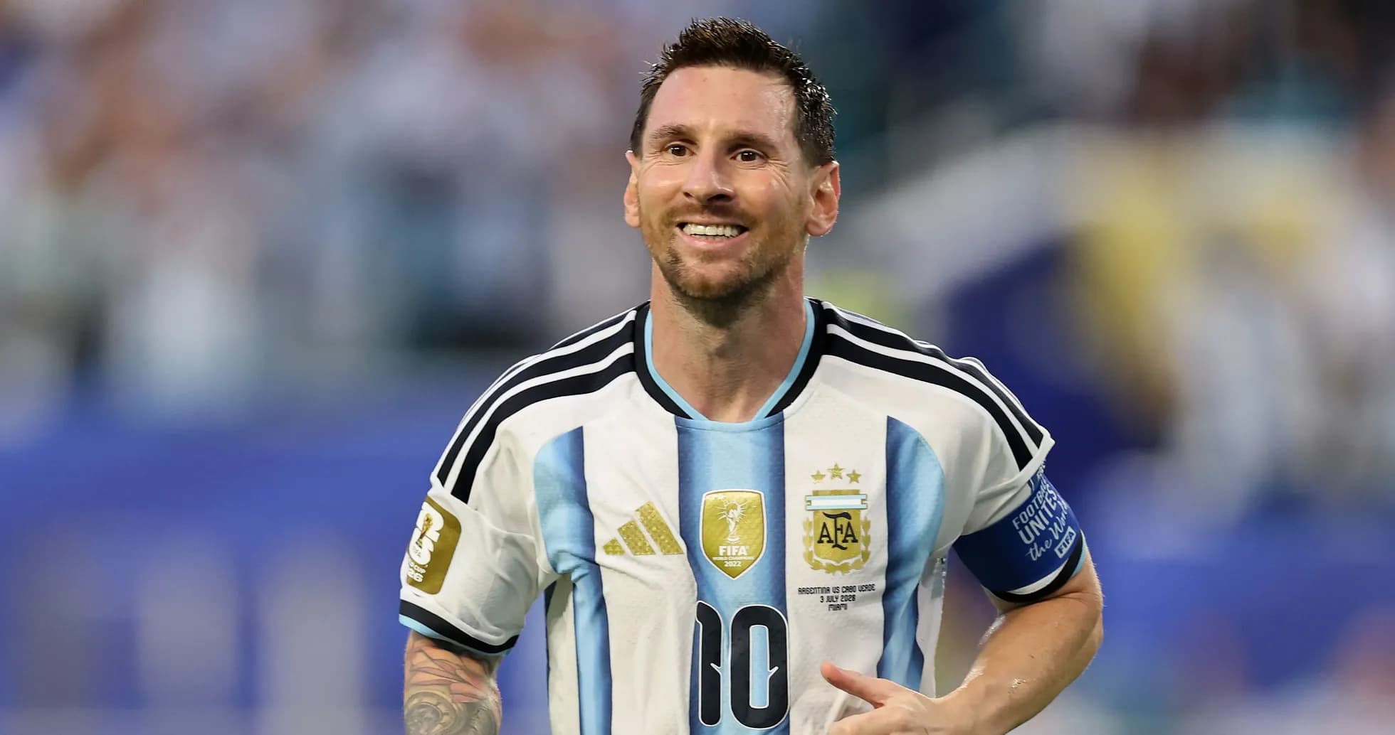 Jugador argentino con camiseta de la selección sonriendo