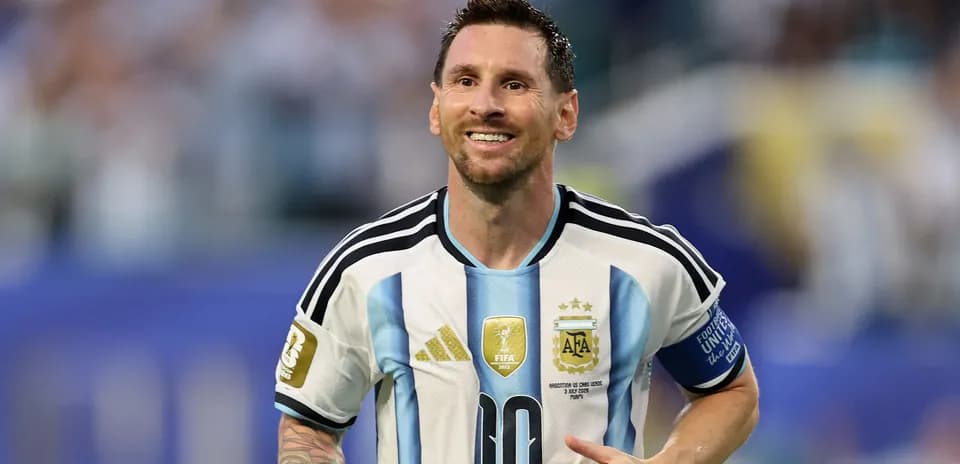 Jugador argentino con camiseta de la selección sonriendo