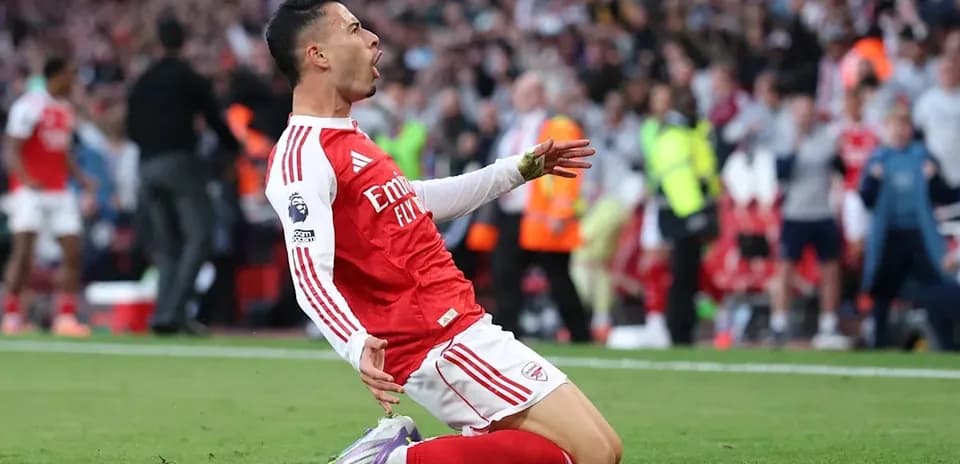 Jugador de Arsenal celebrando un gol en el campo