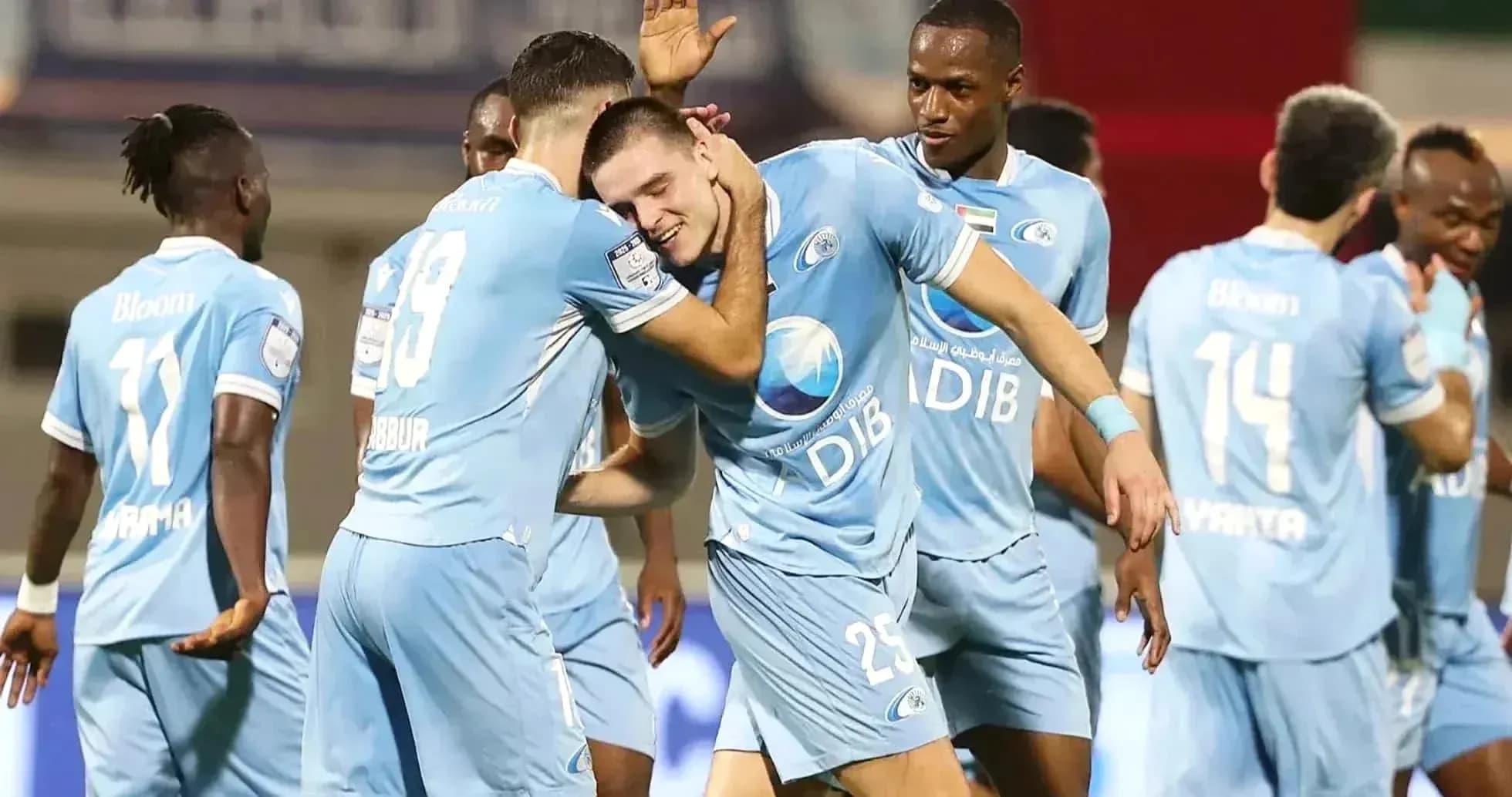 Jugadores celebrando un gol en el partido