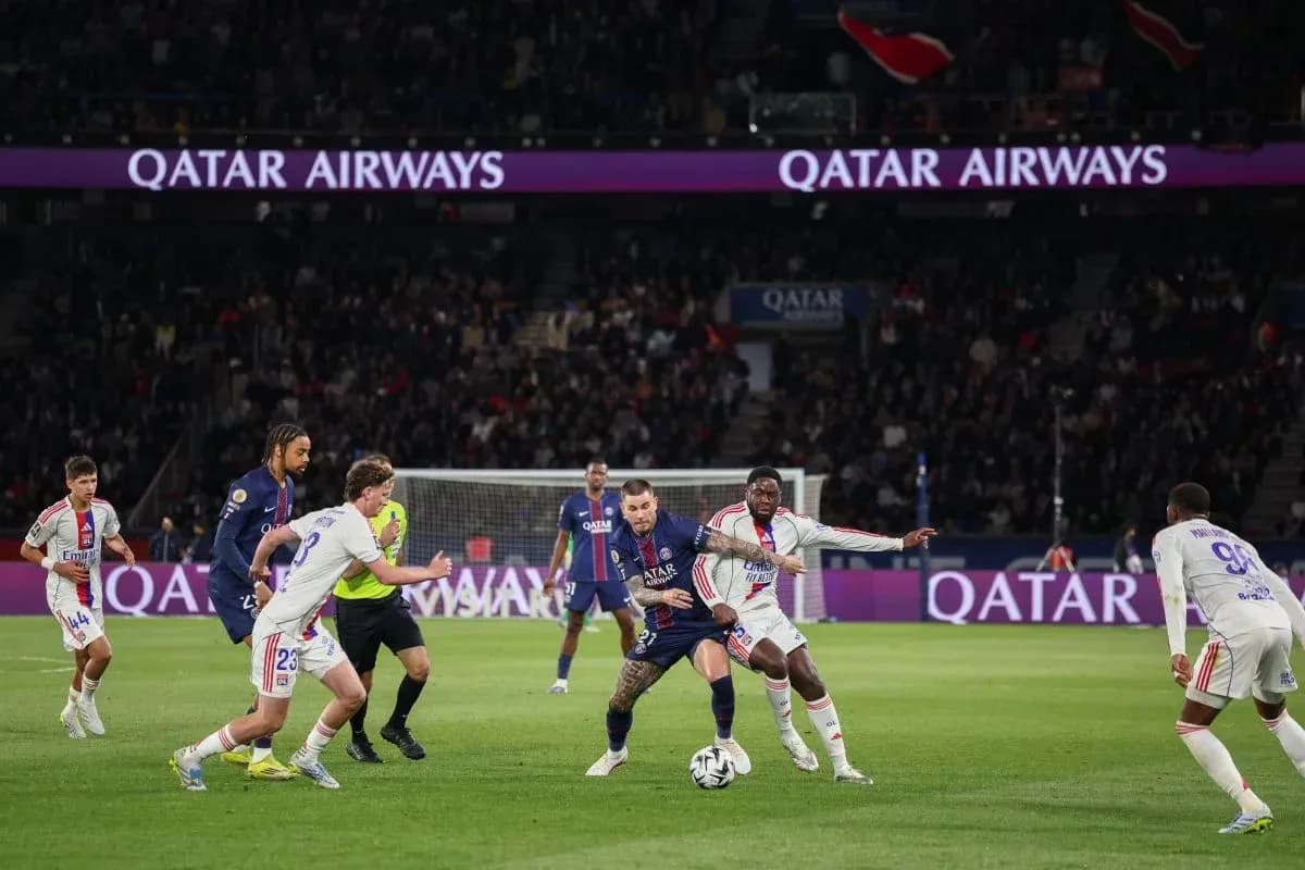 Jugadores de PSG y Lyon luchando por el balón