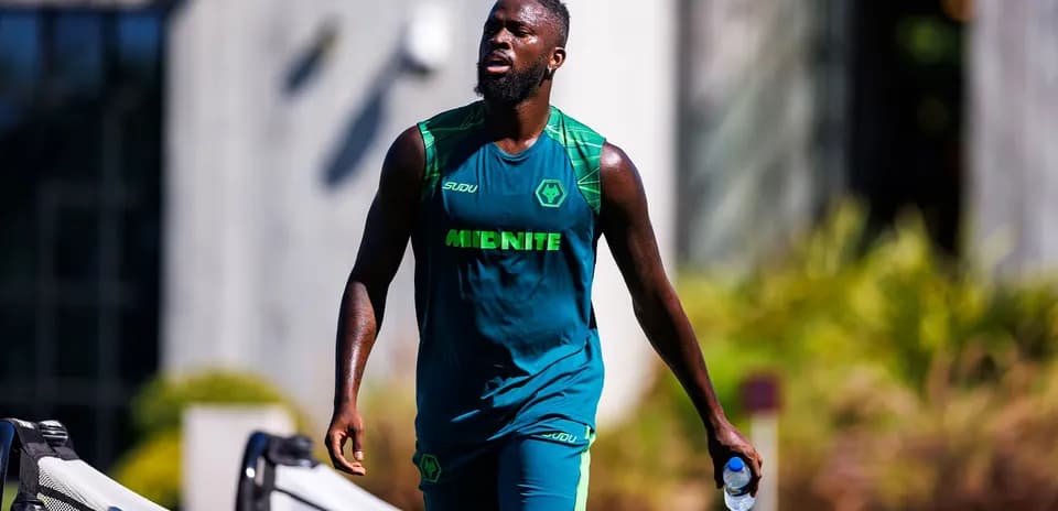 Jugador caminando con botella de agua durante entrenamiento
