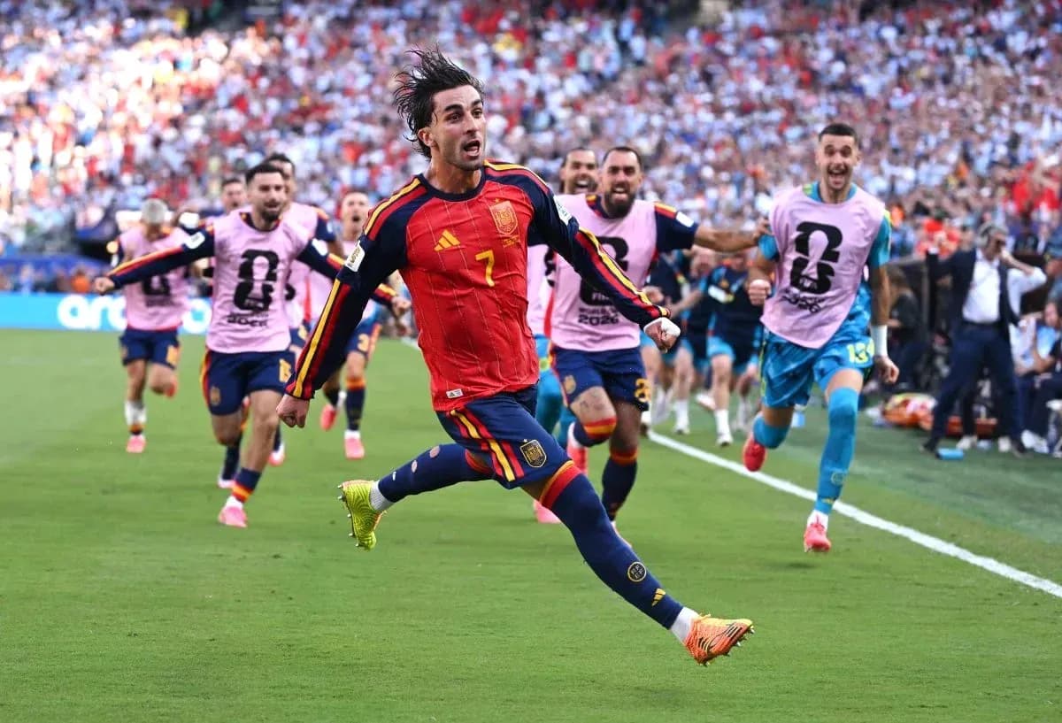 Jugador de España celebrando un gol con compañeros