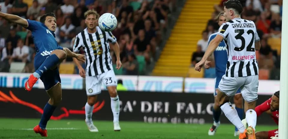 Jugadores de Udinese y Como en acción