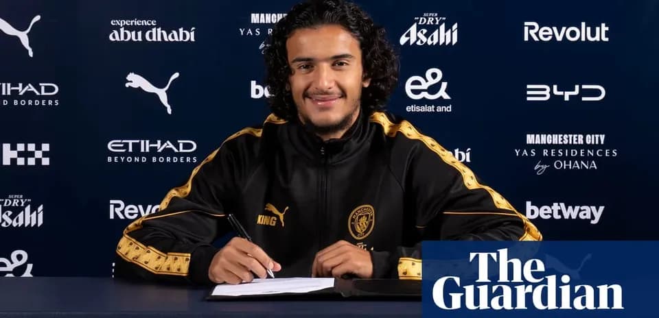 Jugador firmando contrato en mesa con patrocinadores