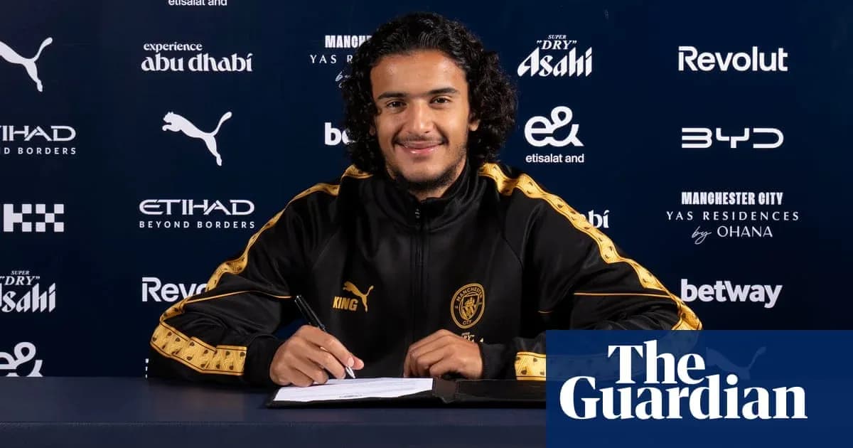Jugador firmando contrato en mesa con patrocinadores