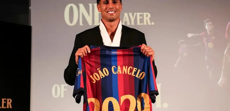João Cancelo presentando su camiseta del FC Barcelona