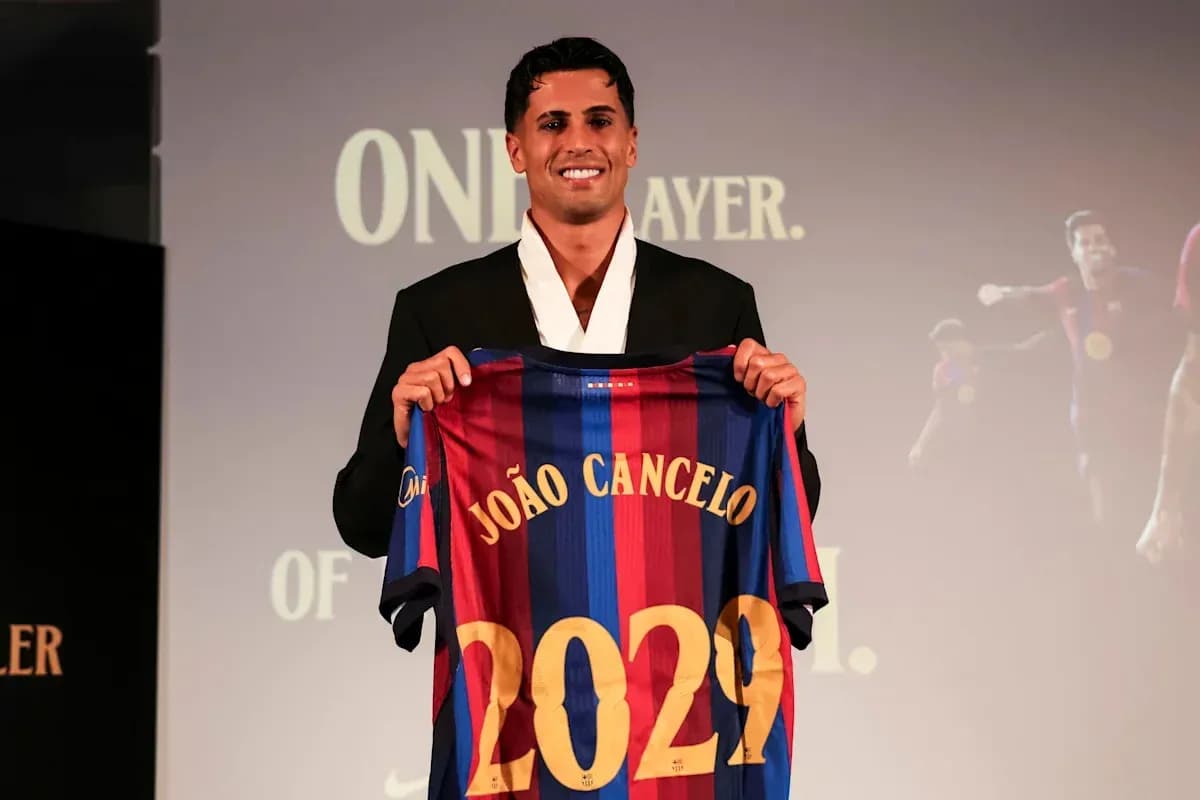 João Cancelo presentando su camiseta del FC Barcelona