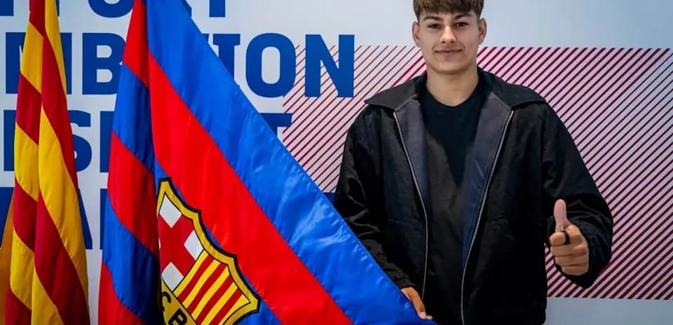 Jugador posando con bandera del FC Barcelona