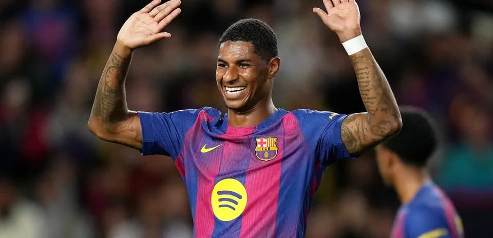 Jugador de Barcelona celebrando con las manos levantadas
