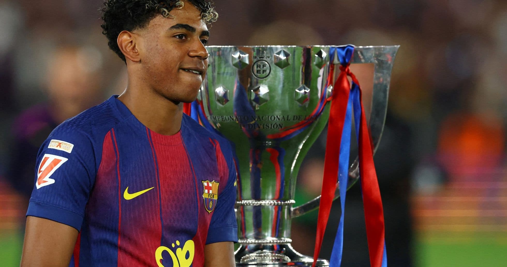 Jugador de Barcelona junto al trofeo de campeonato