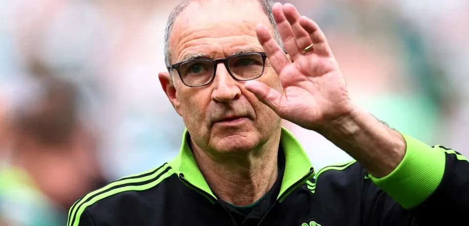 Entrenador saludando en el campo de fútbol