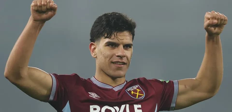 Jugador levantando los brazos en señal de victoria