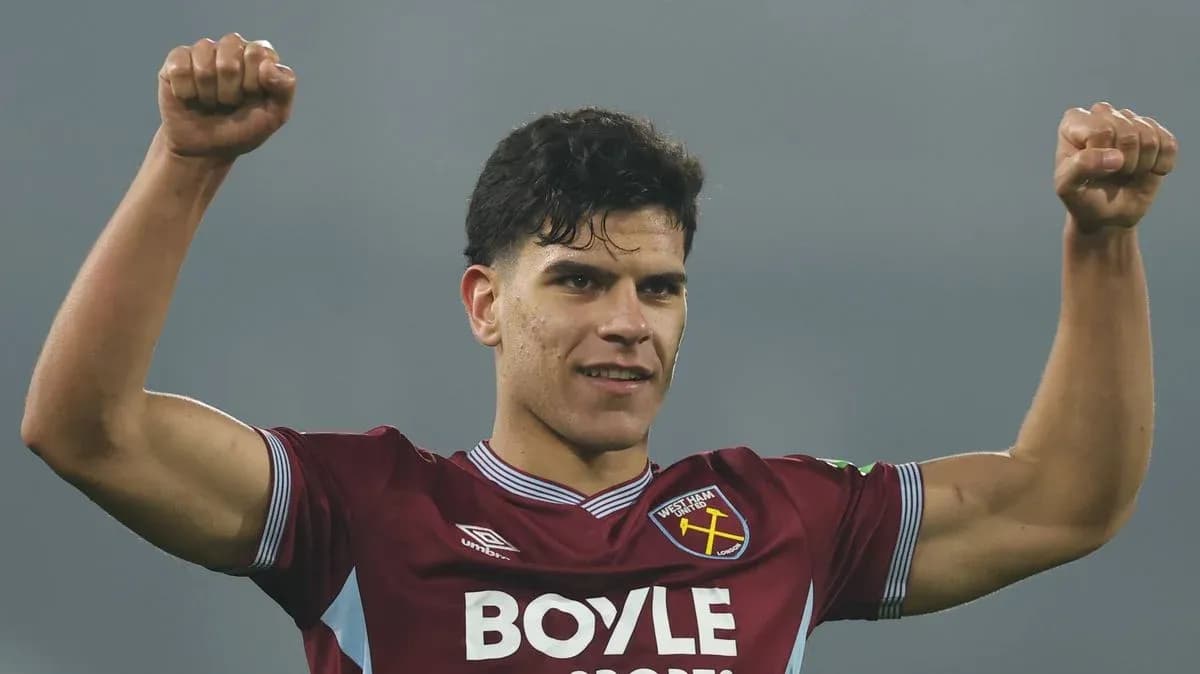 Jugador levantando los brazos en señal de victoria