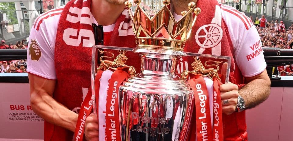 Jugadores celebrando con trofeo de la Premier League