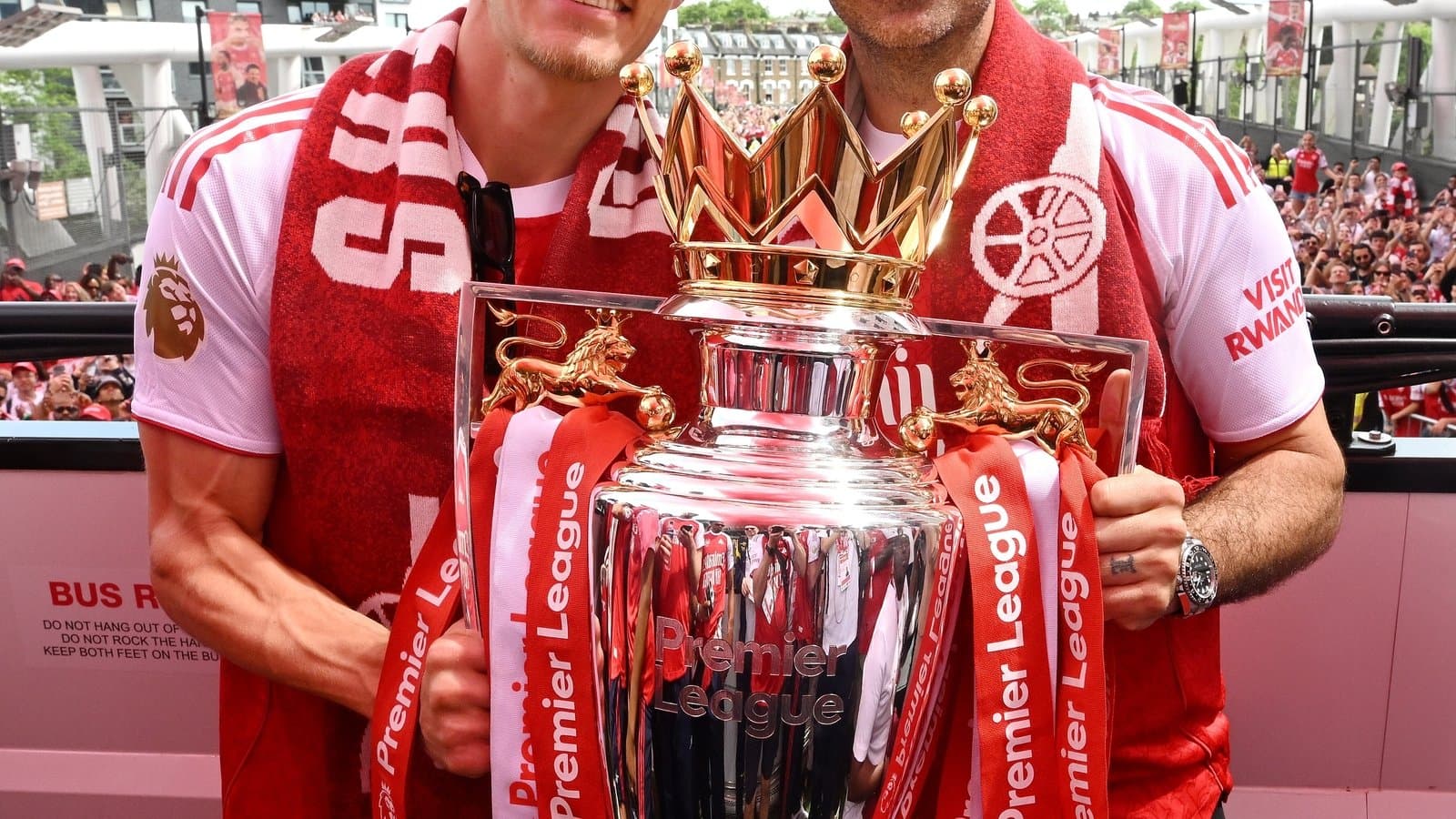 Jugadores celebrando con trofeo de la Premier League
