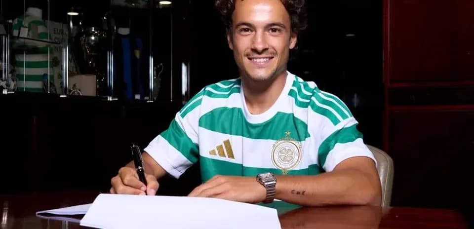 Jugador firmando contrato en la mesa