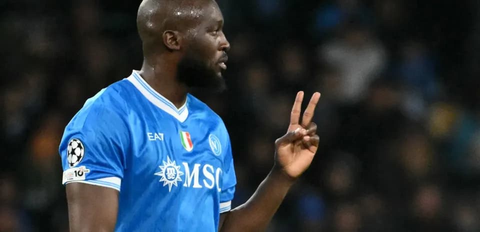 Jugador de Napoli mostrando dos dedos en el campo