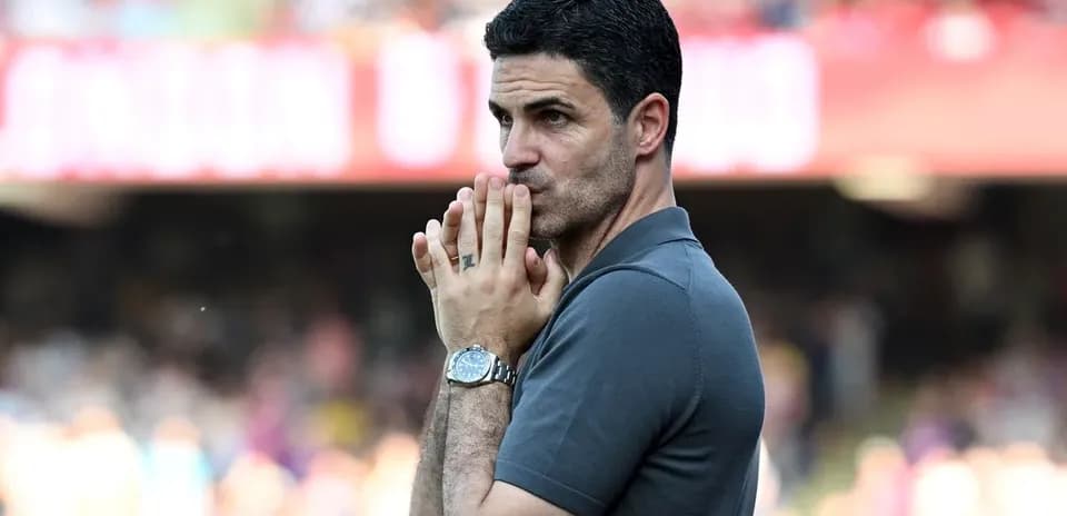 Entrenador pensativo durante el partido en estadio