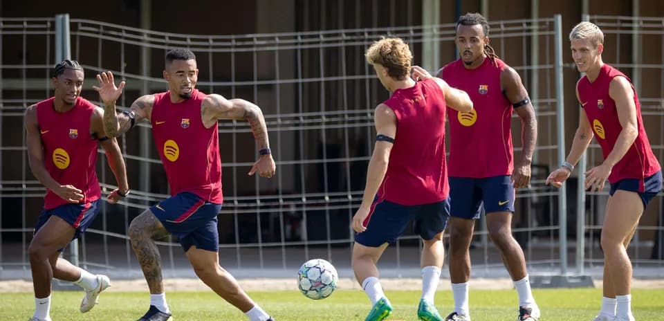Jugadores del FC Barcelona entrenando con balón