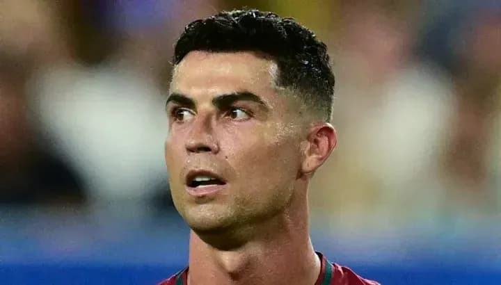 Jugador de fútbol mirando hacia el horizonte