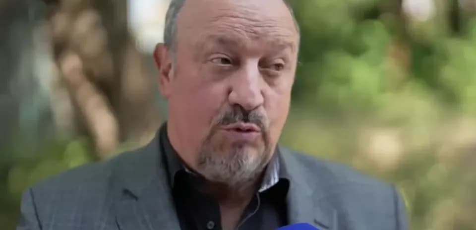 Entrenador hablando durante una entrevista al aire libre