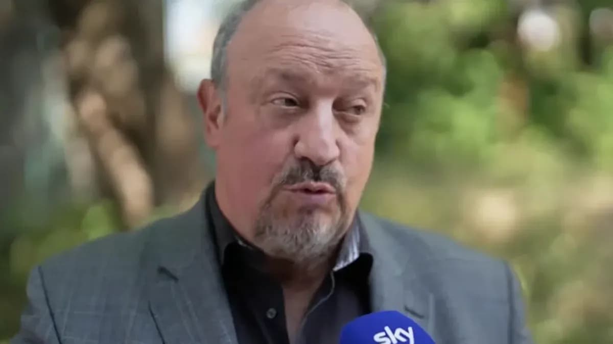Entrenador hablando durante una entrevista al aire libre