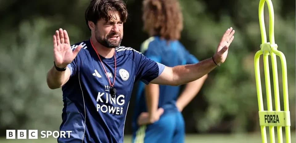 Entrenador dirigiendo la práctica en el campo