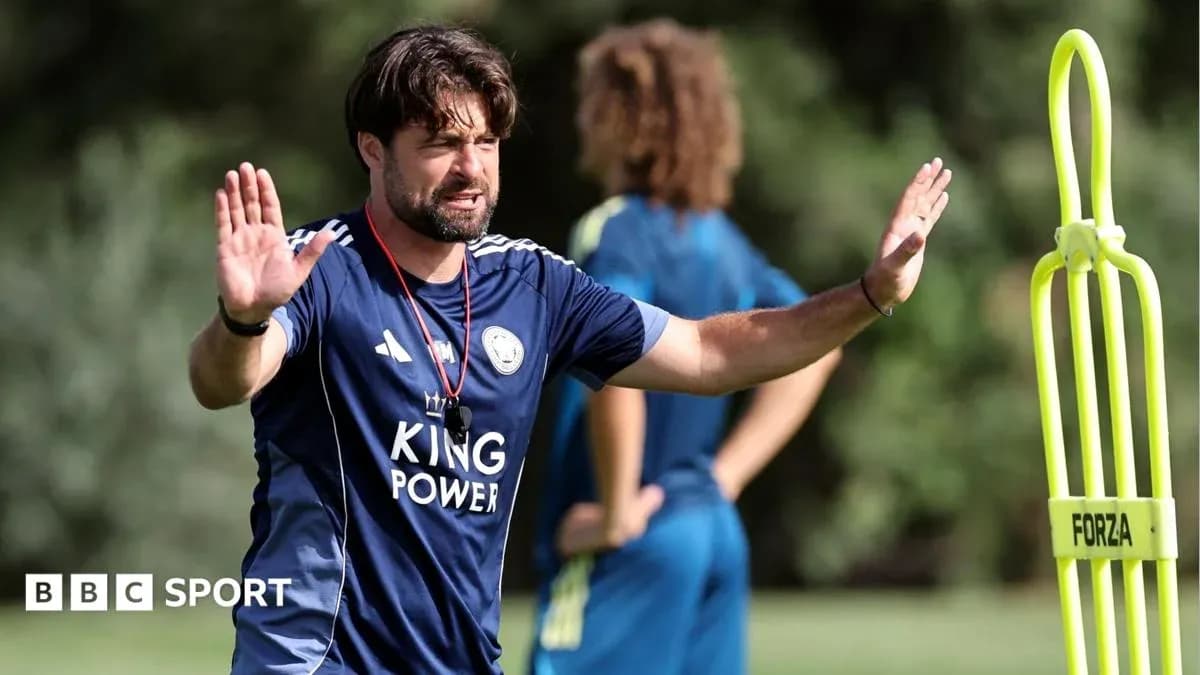 Entrenador dirigiendo la práctica en el campo