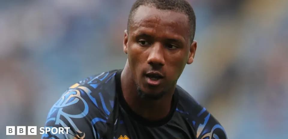 Jugador con camiseta negra en el campo de fútbol