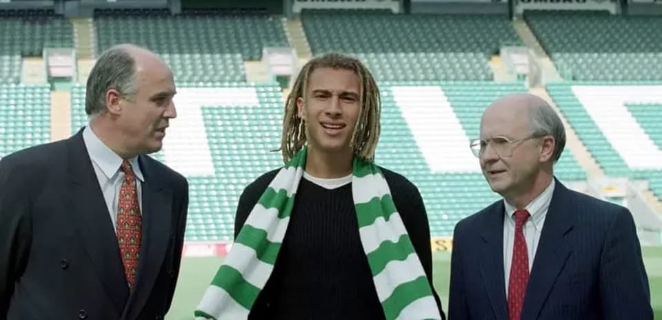 Jugador con bufanda del Celtic en presentación oficial