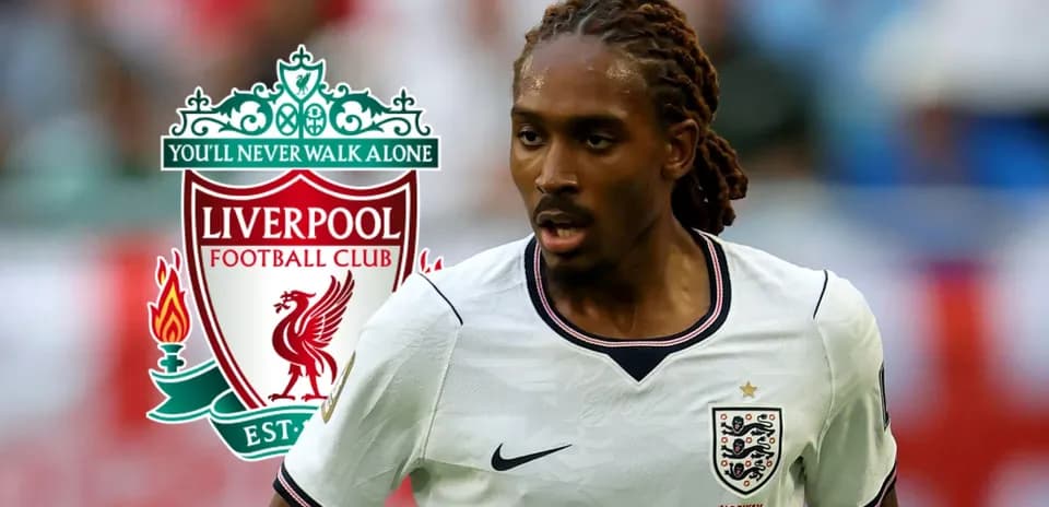 Jugador de Inglaterra corriendo con el logo de Liverpool
