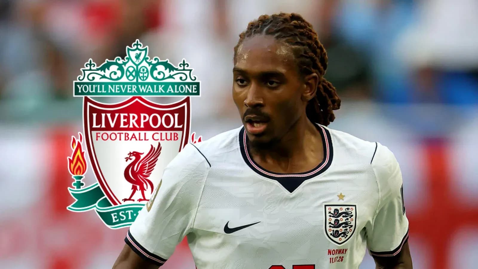Jugador de Inglaterra corriendo con el logo de Liverpool