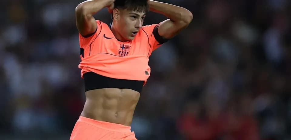 Jugador de fútbol quitándose la camiseta durante el partido