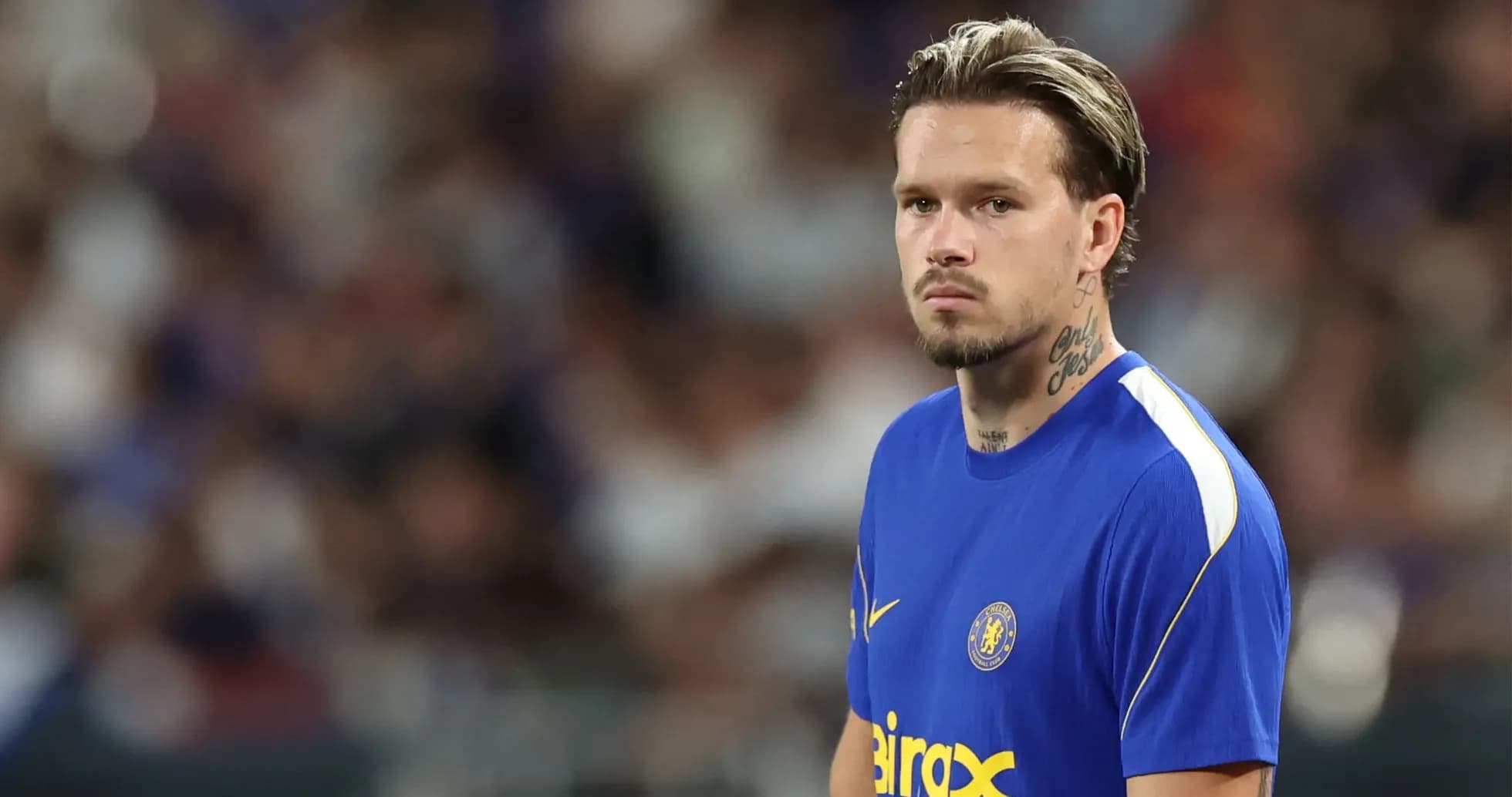 Jugador en el campo con camiseta azul del Chelsea