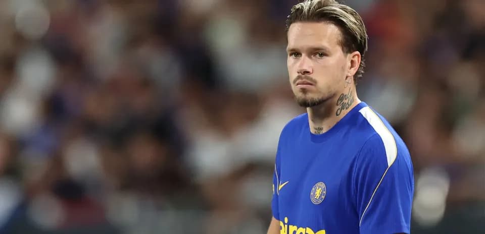 Jugador en el campo con camiseta azul del Chelsea