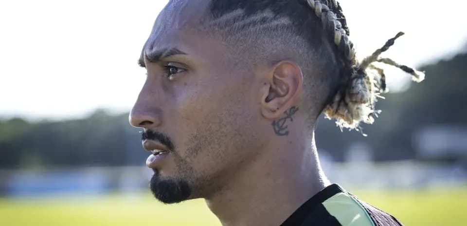 Jugador mirando hacia el horizonte durante entrenamiento
