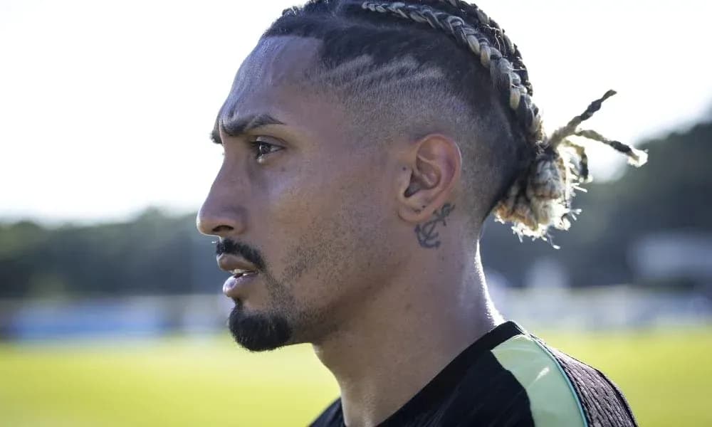Jugador mirando hacia el horizonte durante entrenamiento