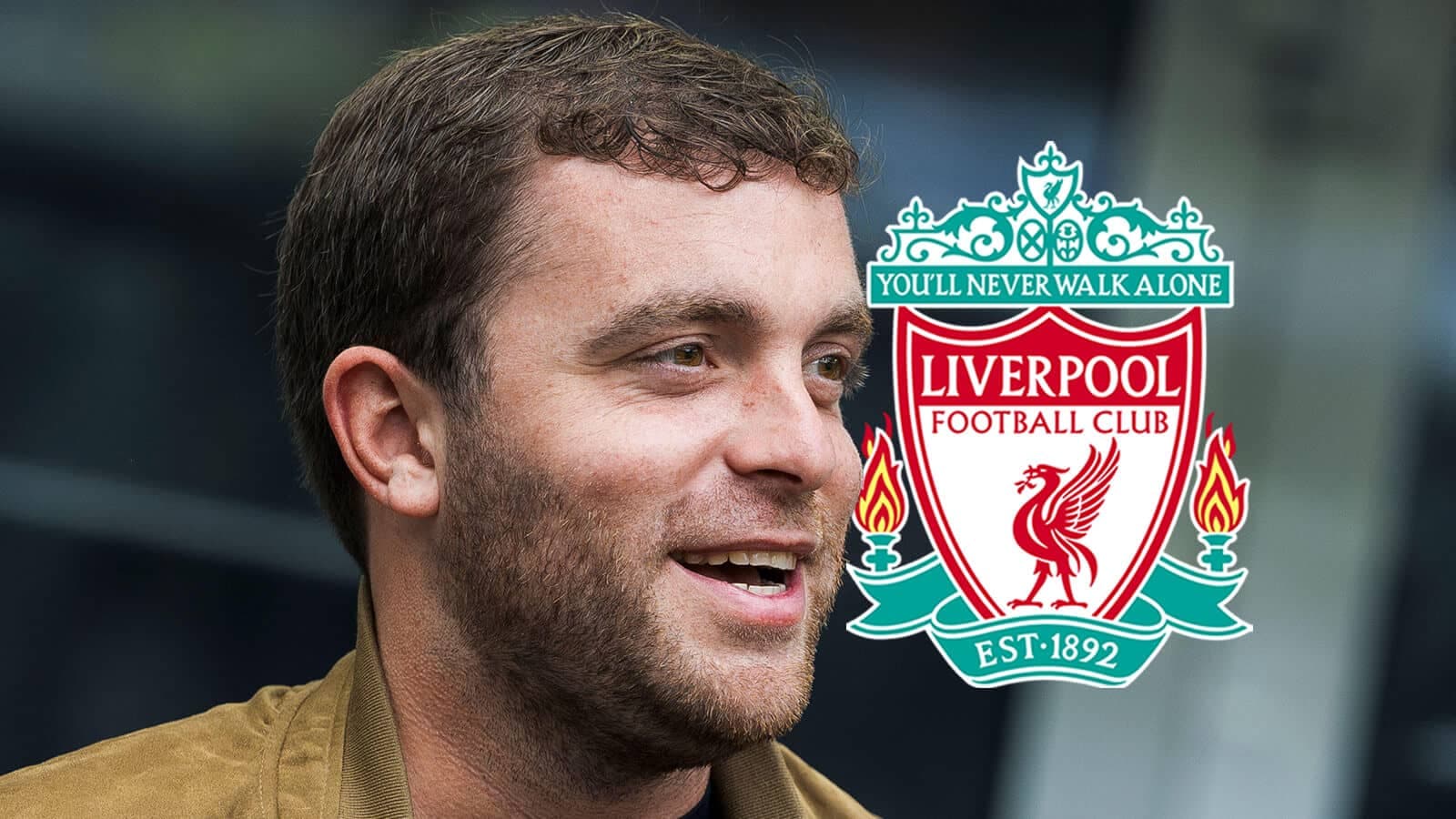 Hombre sonriendo con el escudo del Liverpool FC