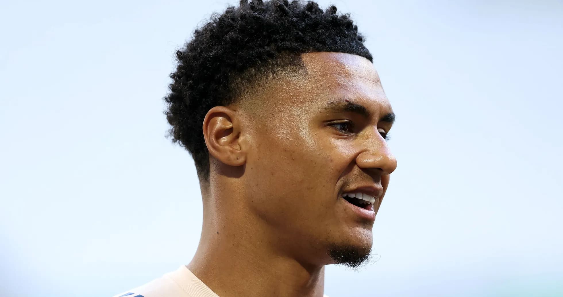 Jugador sonriendo durante una entrevista
