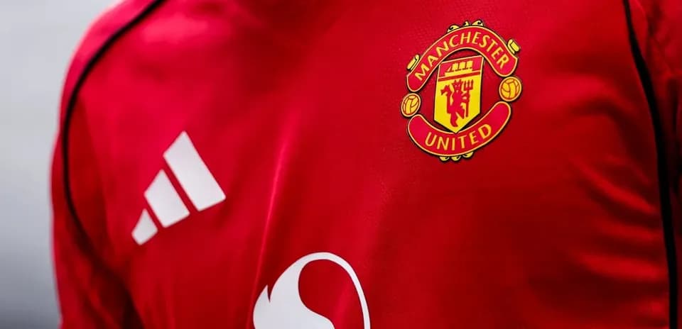 Camisa roja con escudo de Manchester United