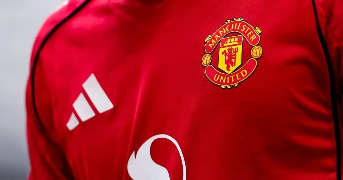 Camisa roja con escudo de Manchester United