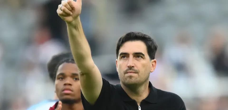 Entrenador levantando el pulgar tras el partido