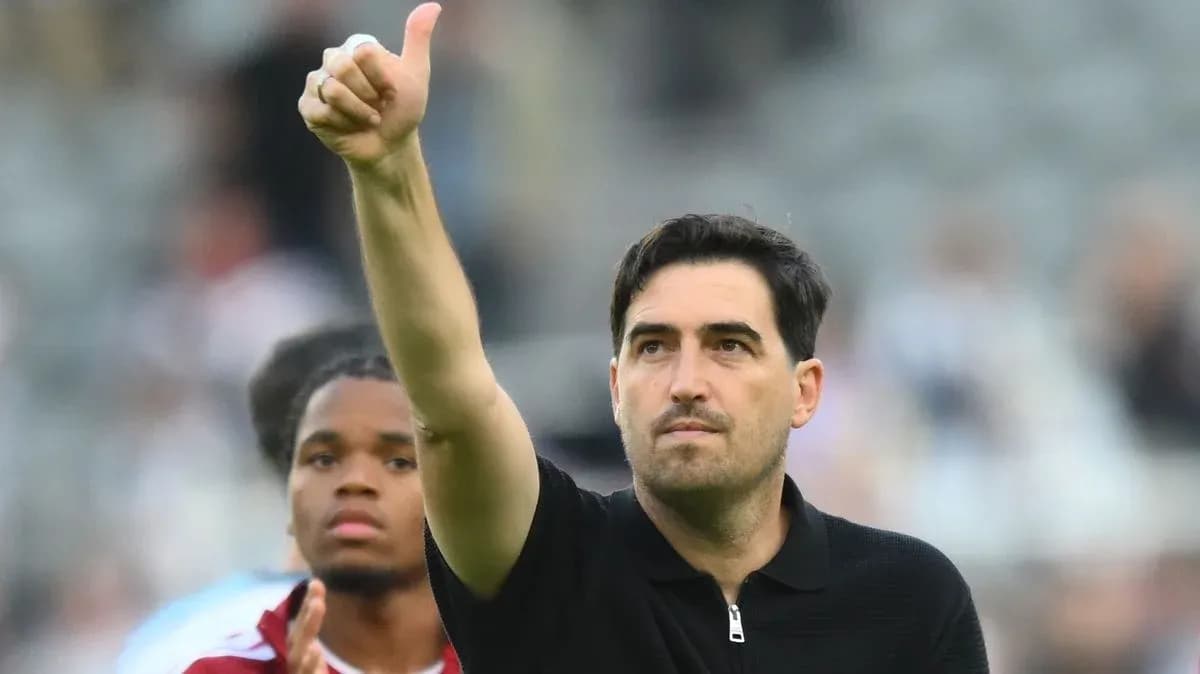 Entrenador levantando el pulgar tras el partido