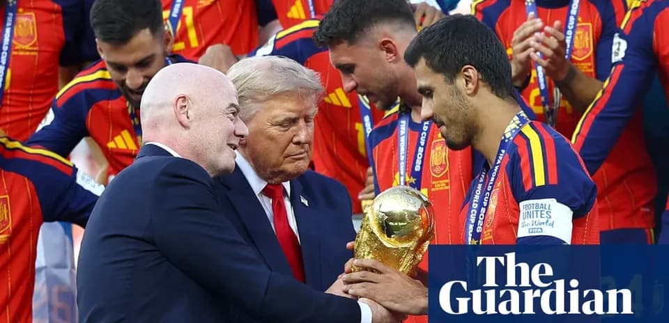 Entrega del trofeo de la Copa Mundial a España