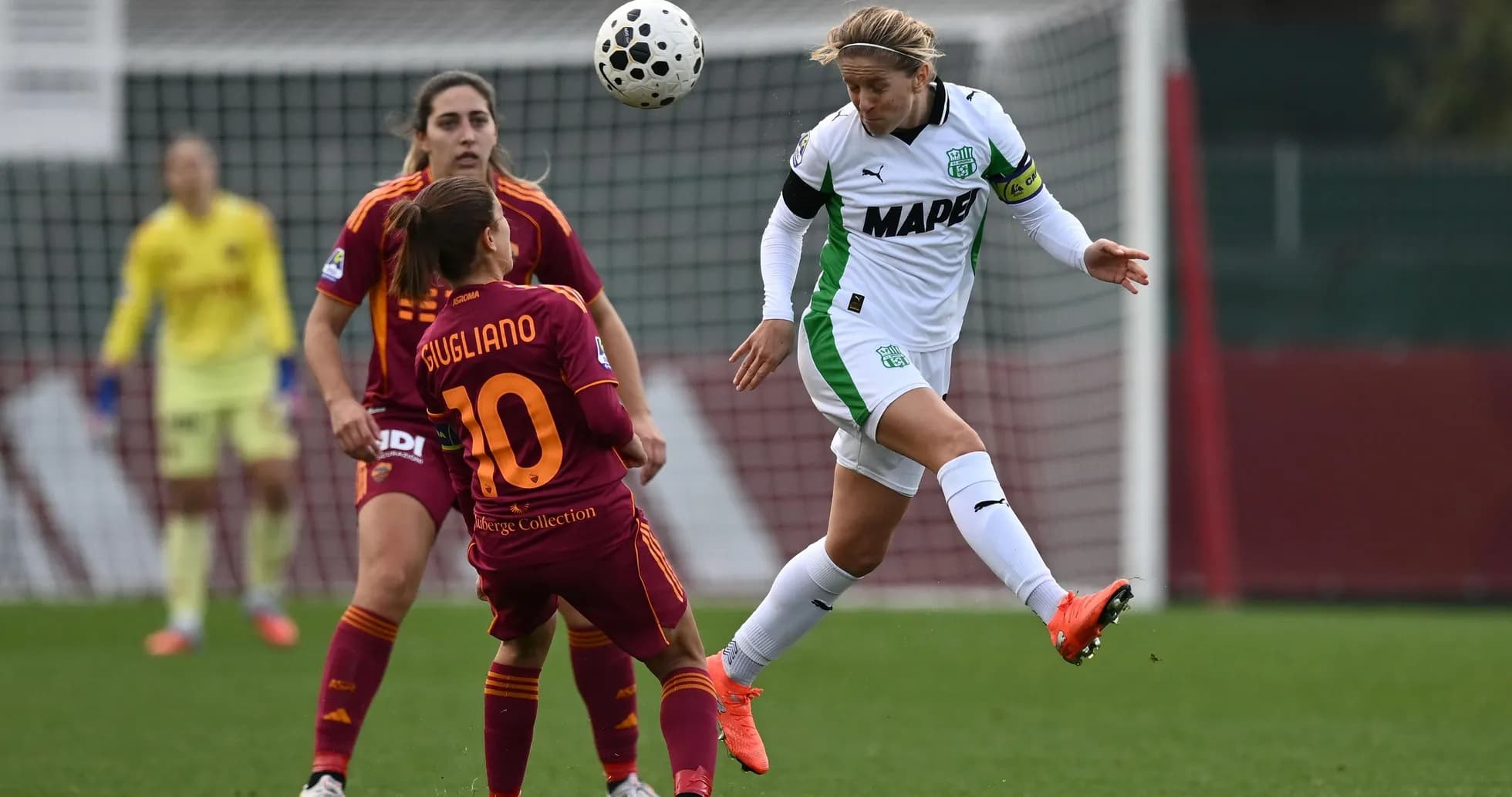 Jugadora de Sassuolo W cabeceando el balón
