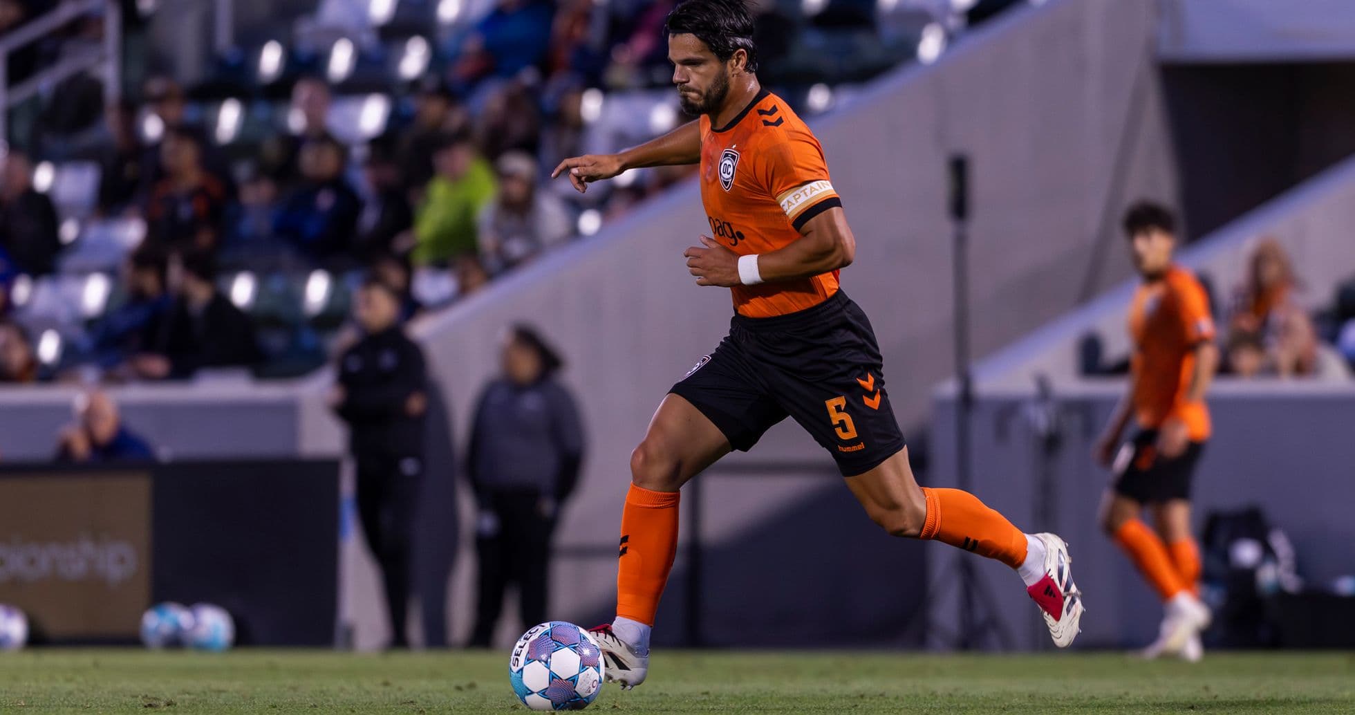 Jugador de Orange County SC con balón en el campo