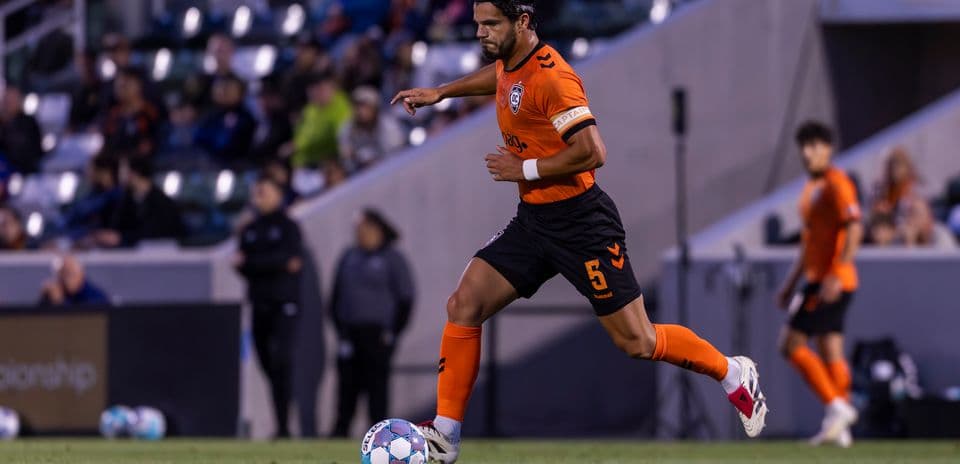 Jugador de Orange County SC con balón en el campo
